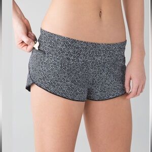 Lululemon Surf Short II
Freckle Flower Black White / Black